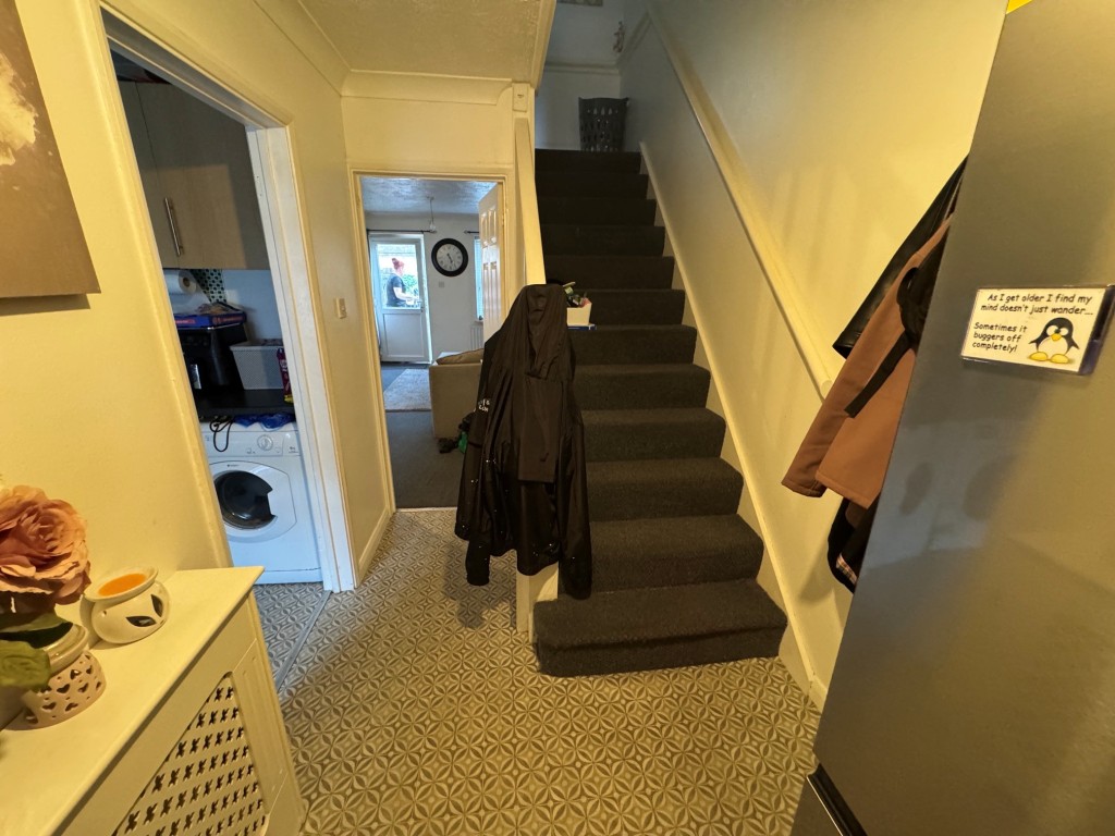 Lot: 16 - FREEHOLD MODERN TERRACE HOUSE FOR INVESTMENT - Entrance hall